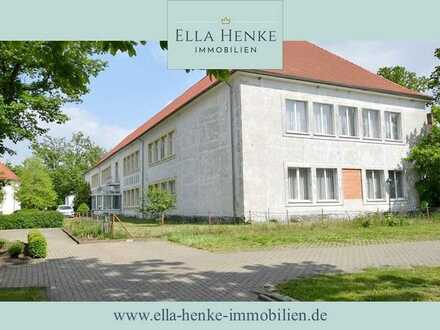 Ehemalige Kaserne - als großes Lagerhaus, Ausstellungsfläche oder Mehrzweckhalle zu verkaufen.