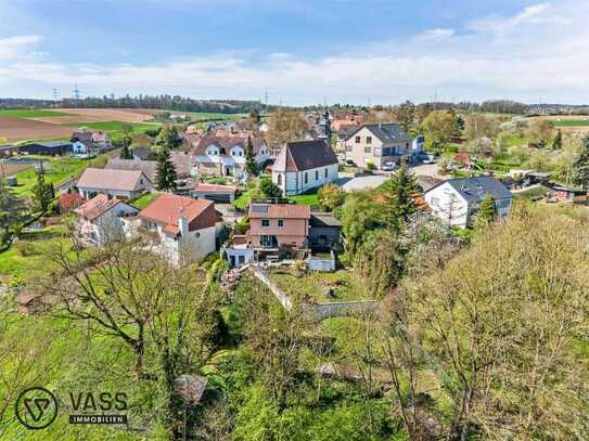 Sanierungsbedürftiges Einfamilienhaus mit großem Grundstück