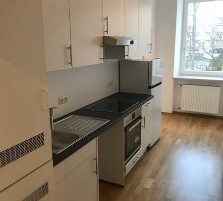 Sanierte, helle, großzügige 3 Zimmer-Altbauwohnung mit neuer EBK in München.