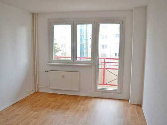 sanierte 3-Raum-Wohnung mit Aufzug, Balkon, Badewanne und PKW-Stellplatz,Bezug ab sofort möglich