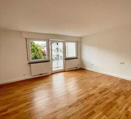 Exklusiv sanierte 3 Zimmer Wohnung mit Balkon