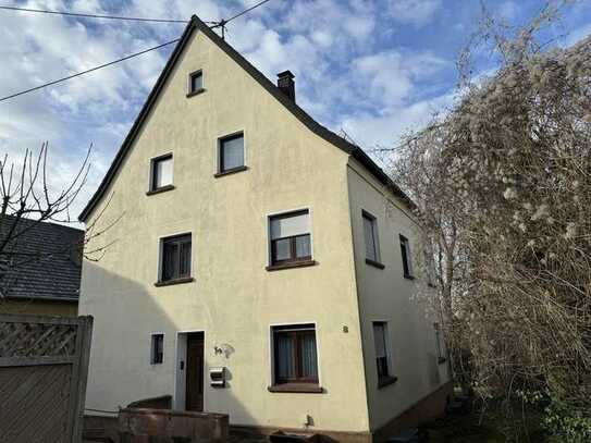 Freistehendes Einfamilienhaus mit geräumiger Scheune und großem Grundstück in Dattenberg