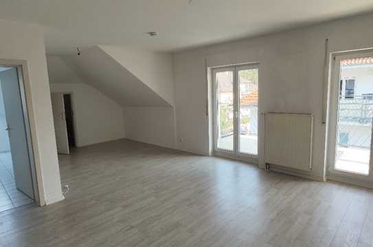 Schöne 2-Zi-Dachgeschosswohnung mit Wannenbad, Balkon und Stellplatz!