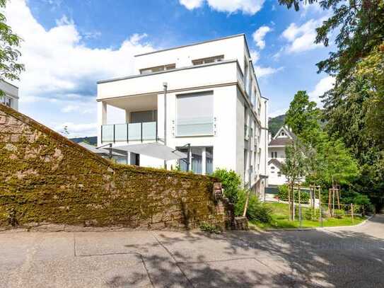 Modernes Wohnen nahe der Dengler Klinik: Neubau mit Terrasse im Grünen