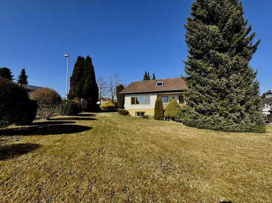 Zweifamilienhaus in sonnigem Garten