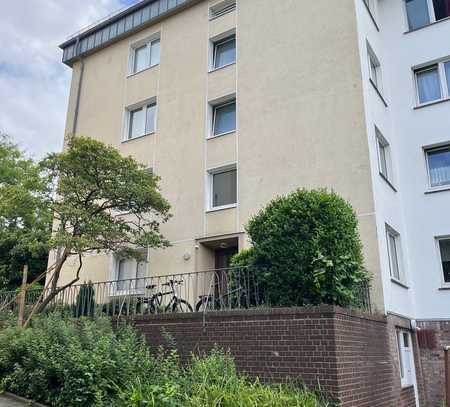 TOP-Lage, exklusive, renovierte 2-Zimmer-EG-Wohnung mit Balkon und EBK