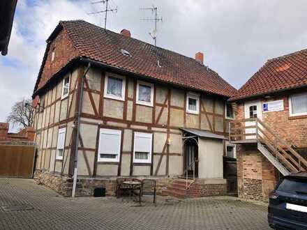 Zweifamilienhaus mit Büronebengebäude und diversen Lagerhallen, Garagen sowie Stallungen...