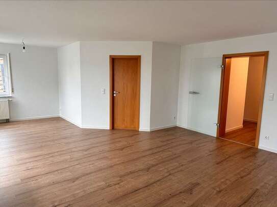 Exklusive, modernisierte 3-Zimmer-Wohnung mit EBK in Oedheim