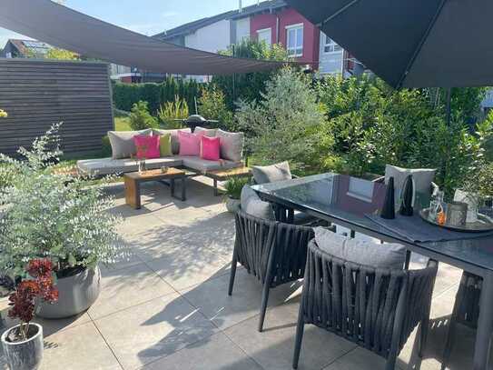 Schöne und sonnige Neubauwohnung mit Einbauküche, Terrasse und Garten