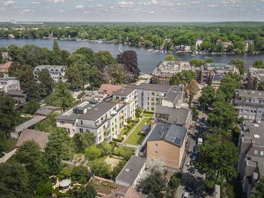 Moderne Lebensräume in idyllischer Umgebung: nagelneue 3 Zimmer Wohnung mit 2 Balkonen + Wasserblick