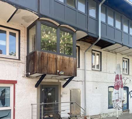 * Auf den Höfen * Individuelle Dachgeschosswohnung mit Kamin, Einbauküche und Balkon