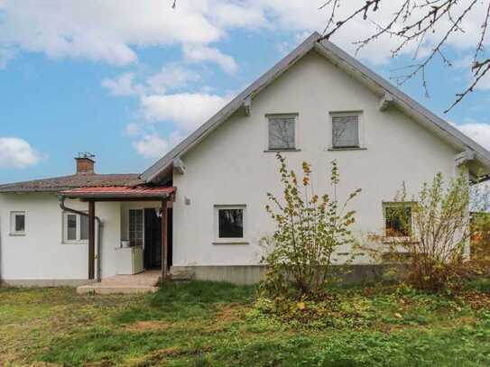 Sanierungsbedürftiges Familienidyll mit Garten und einem Carport in naturnaher Lage