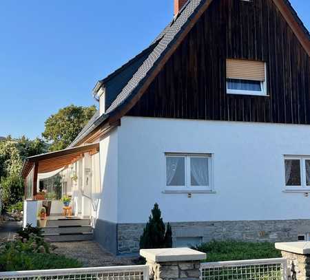 Schönes Haus mit 8 Zimmer,Garten,Grund Baugrund sowie Garage und Stellplätze