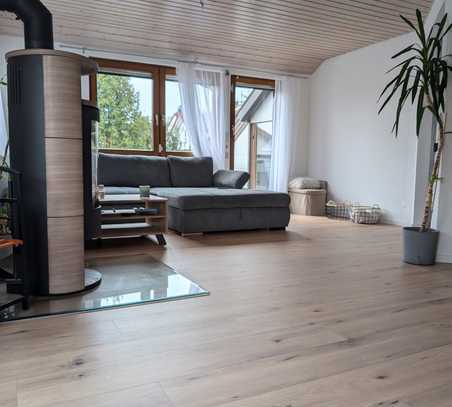 Charmante & frisch renovierte Dachgeschosswohnung mit sonniger Loggia – ein Zuhause zum Wohlfühlen