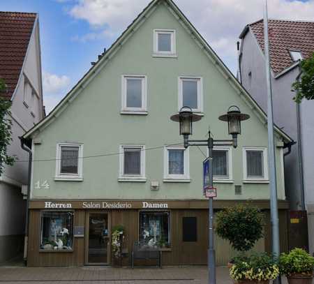 Zweifamilienhaus mit Maisonettewohnung und Gewerbeeinheit im Ebersbacher Stadtzentrum