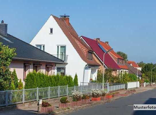 Einfamilienhaus, Garten, Garage und Stellplatz