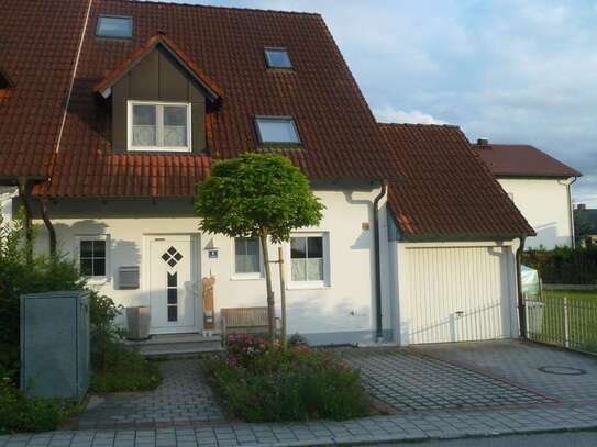 schönes Reiheneckhaus in ruher Lage mit Garten und Garage