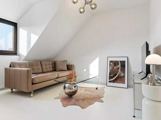 STADTKULT HAUTNAH: Exklusiv möbliertes 2,5-Zimmer-Apartment mit Dachgalerie im Herzen Stuttgarts