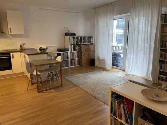 Stilvolle, neuwertige 2-Zimmer-Wohnung mit Balkon und Einbauküche in Köln