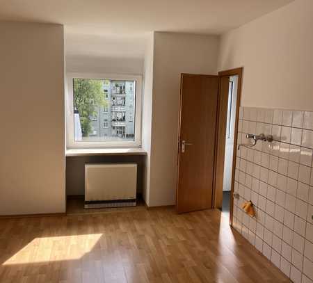 Kreuzviertel: Gut geschnittene, helle 2-Zimmer-Dachgeschosswohnung für Singles