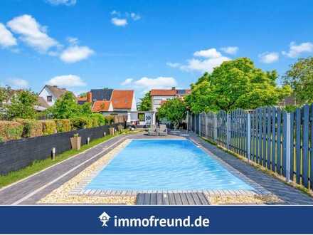 Doppelhaushälfte mit großem Garten und Pool in ruhiger Seitenstraße