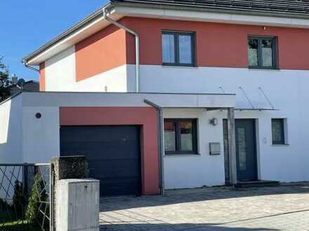 Gehobene 4-Zimmer-Doppelhaushälfte in Gerolfing mit EBK in Ingolstadt