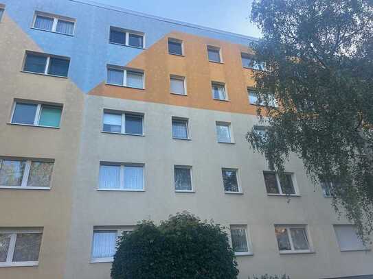 Modernisierte Wohnung in beliebter Etage, Randlage von Halle-Neustadt, idyllisch im Grünen & Loggia!