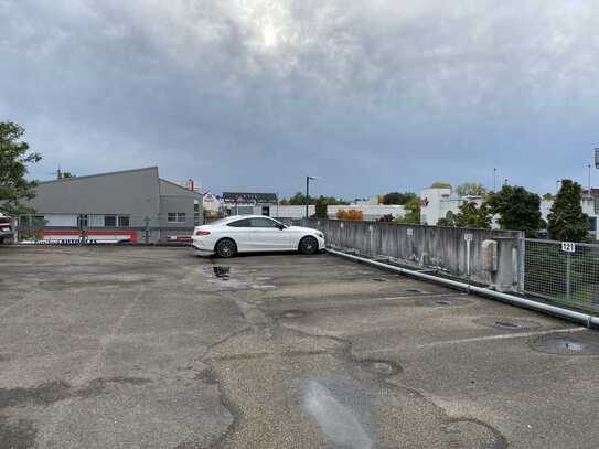 Außenstellplatz auf Dach eines Parkhauses