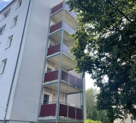 neu renoviert mit riesigen Balkon zu vermieten