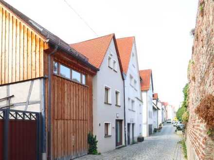 *EINZIGARTIG* Ulm-Mitte denkmalgeschütztes modernisiertes Stadthaus mit EBK, Garten und Garage