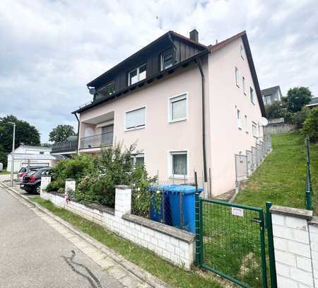 Gepflegte Dachgeschosswohnung mit Balkon, Gartenanteil & Garage im Ortsteil von Deining