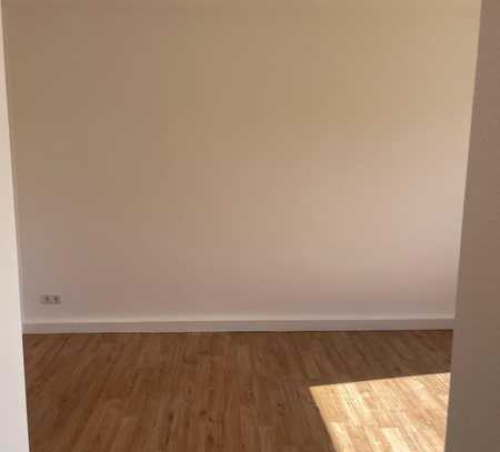 Schöne helle frisch renovierte und sofort verfügbaren, 2 Zimmerwohnung im Erdgeschoss zentral gelege