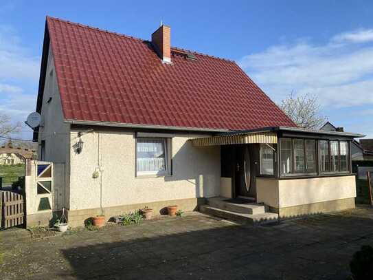 Einfamilienhaus mit großem Garten, Pool und Nebengelassen