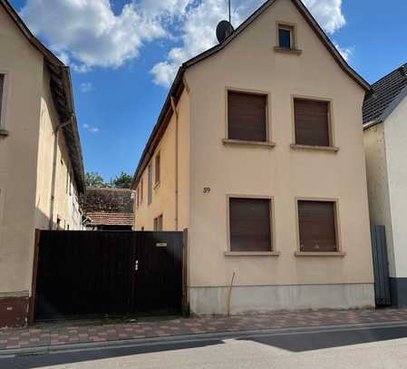 Ohne Markler, Geräumiges, preiswertes 8-Zimmer-Einfamilienhaus in Bellheim
