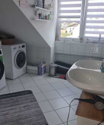 Freundliche 3-Zimmer-DG-Wohnung mit Balkon und Einbauküche in München