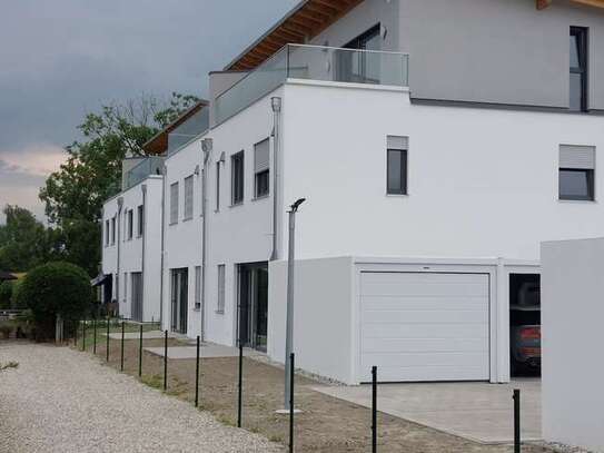 Exklusive 2ZKB Barrierefrei mit Terrasse, Garage und Keller extra Stellplatz - Neubau 1 Jahr alt