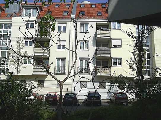 Im Leipziger Süden - sonnige 2 Zimmerwohnung mit Balkon neu zu vermieten !