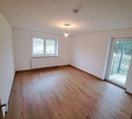 Erstbezug nach Sanierung mit Balkon: Schöne 3-Zimmer-Erdgeschosswohnung in Jahnatal