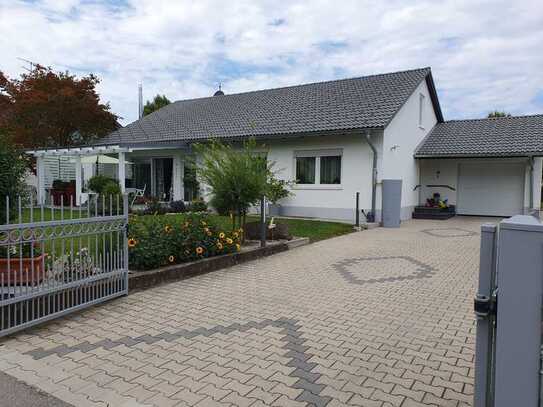 Lichtdurchfluteter Bungalow mit gepflegtem Garten - von privat