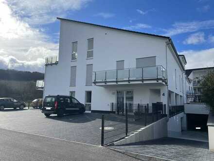 Neubau-Erstbezug - 3 Zimmer Dachgeschosswohnung mit Blick ins Grüne !