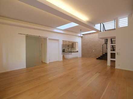 Loftige Erdgeschoss-Whg. mit EBK, Terrasse, Stellplatz und Garage in zentraler aber ruhiger Lage