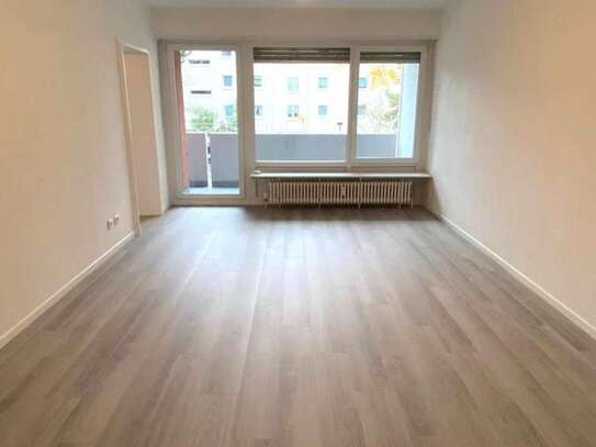 ERDGESCHOSS * XL Wohnzimmer * frisch renoviert NEUER LAMINAT + sonniger Balkon * ab SOFORT *