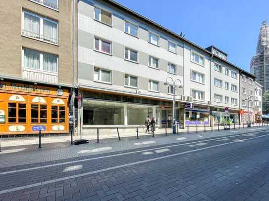 zentrale Lage – lange Schaufensterfront – Parkhaus gegenüber