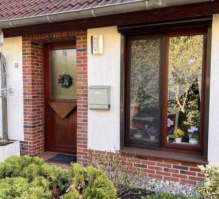 3-Zimmer-Reihenhaus mit Einbauküche, Terrasse, Garten und Carport