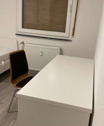 1 Zimmer in einer Wohngemeinschaft mit 2 weiteren Studentinnen Zimmer wird nur an Frauen vermietet