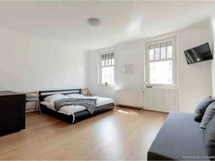 Renovierte/ sanierte und möblierte 2-Zimmer-Wohnung mit Balkon und Einbauküche in Stuttgart-Ost