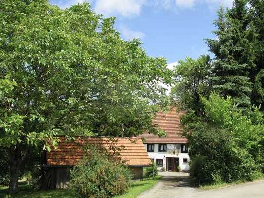 Einzigartiger historischer Doppelbauernhof in traumhafter Alleinlage mit unverbaubarem Fernblick!