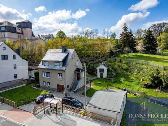 Idyllisches Zweifamilienhaus mit Garagen, Garten, Stellplätzen und über 1000m² Grundstück in Gelenau