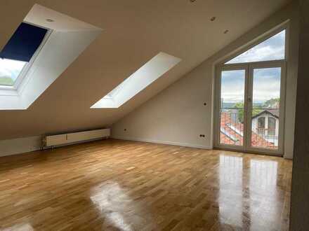 sehr schöne sanierte 1,5-Zimmer-Dachgeschosswohnung mit EBK in Leonberg
