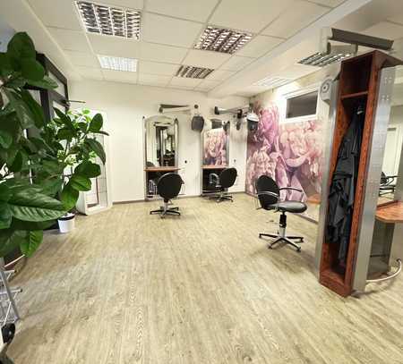 Heller und freundlicher Friseursalon